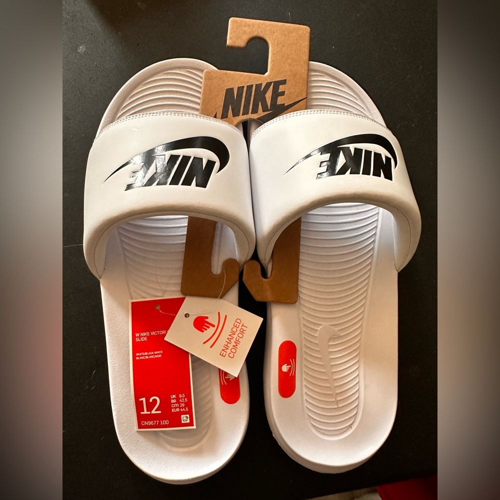 Victori Nike slides